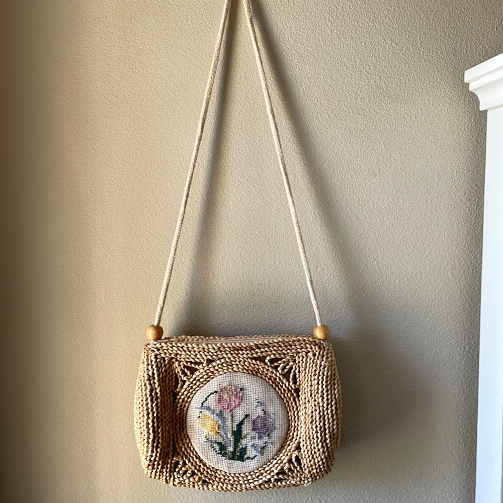 Wicker embroidered purse